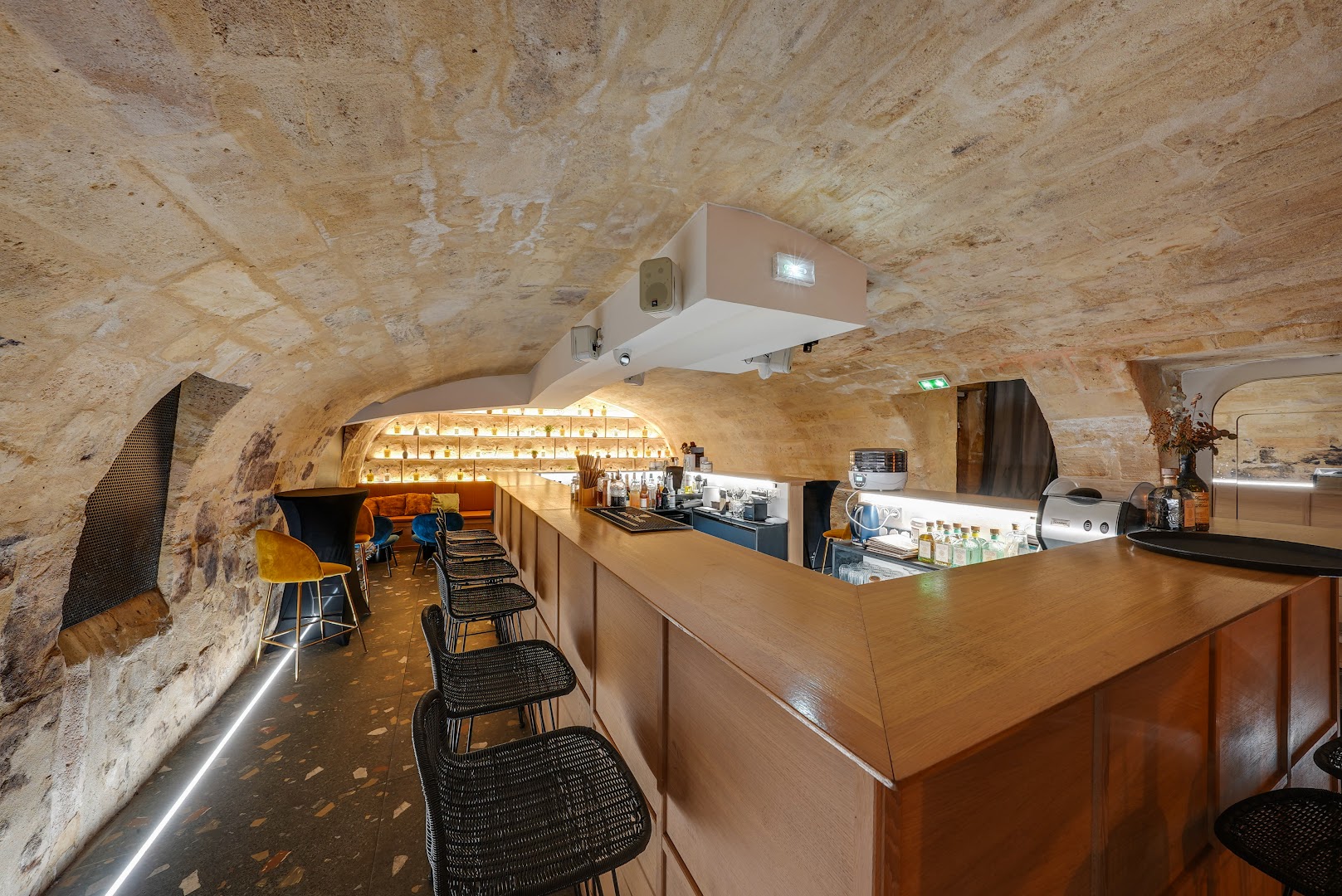 Comptoir et salle voûtée en pierre de De Part et D’Autre