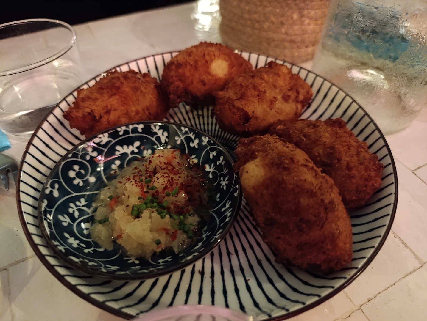 Assiette de bouchées dorées avec accompagnement