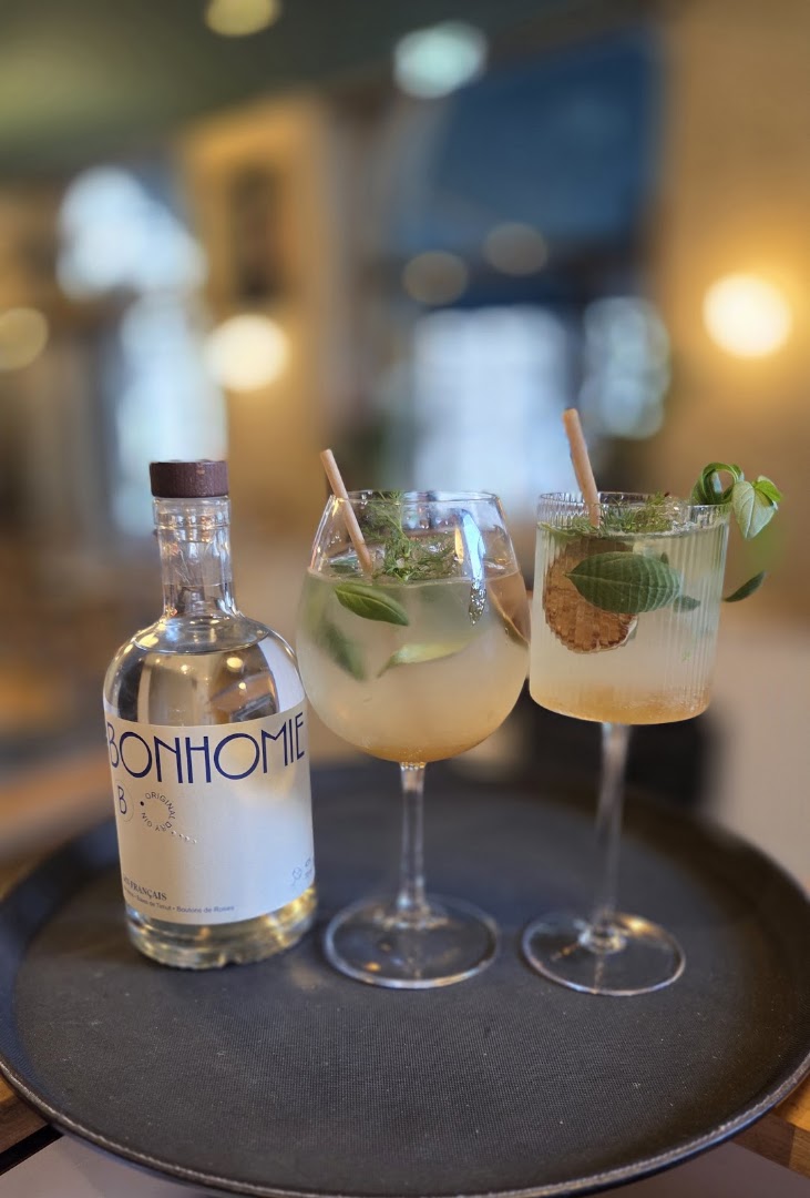 Bouteille de rhum et trois cocktails clairs sur un plateau