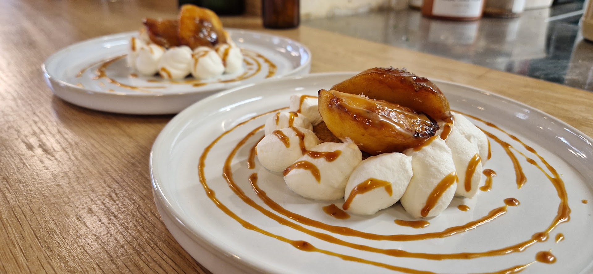 Dessert dressé avec crème et sauce ambrée